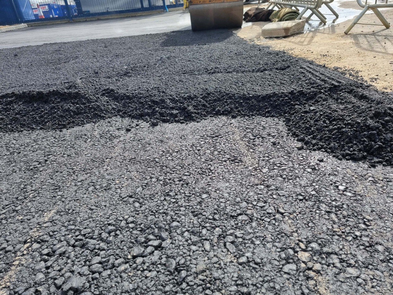 This is tarmac being laid by NS Driveways Weybridge